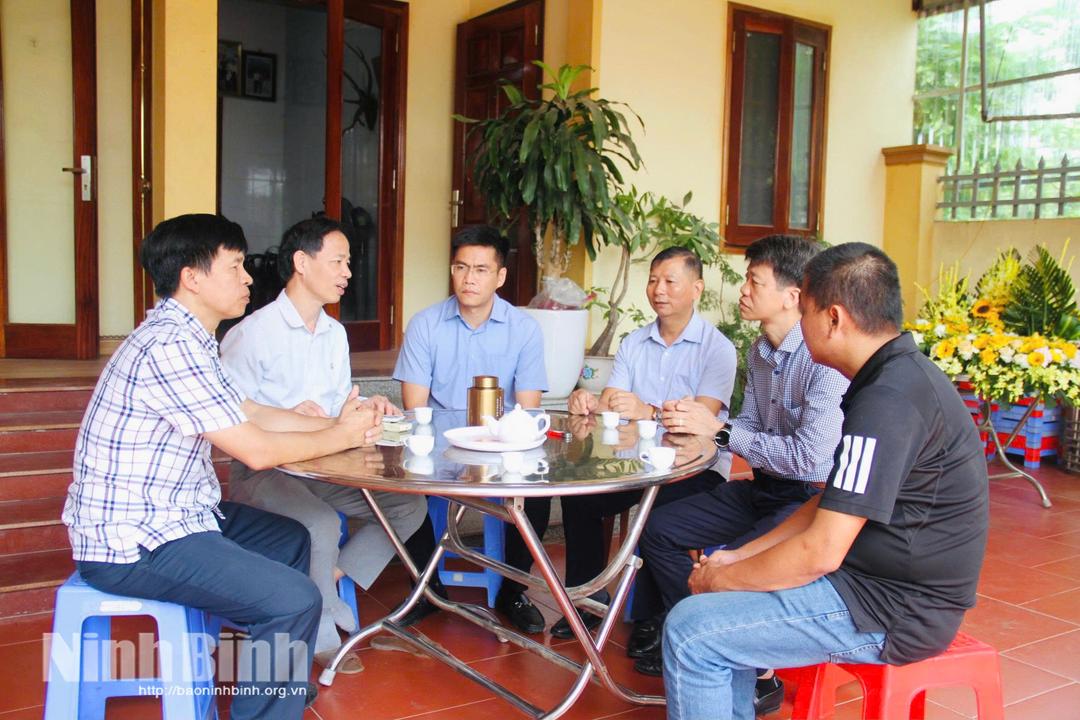 Lãnh đạo Đảng ủy, UBND, Ủy ban MTTQ Việt Nam xã, Hội Chữ thập đỏ xã Yên Mô thăm hỏi, động viên và tri ân nghĩa cử cao đẹp của bà Nguyễn Thị Lành.