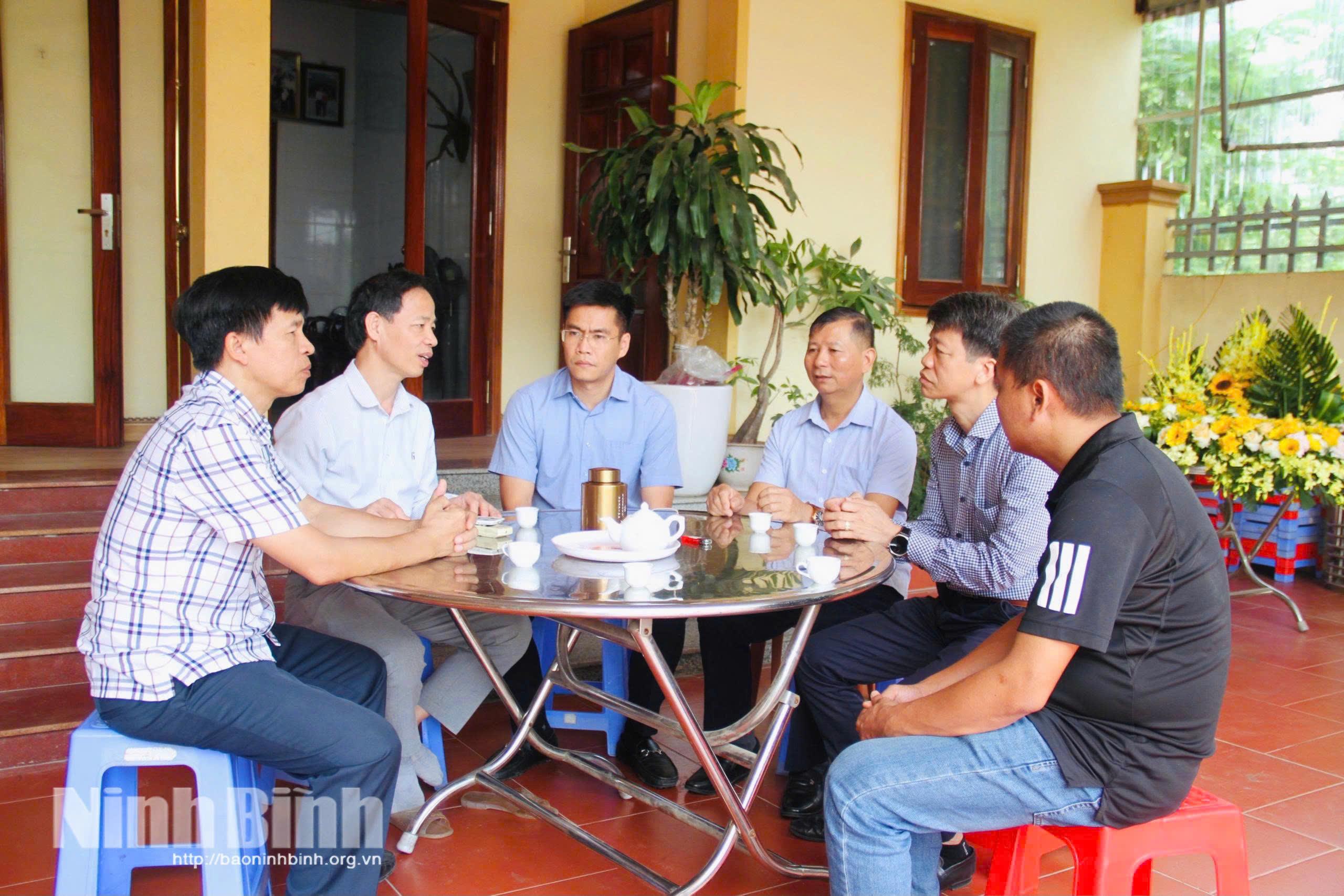 Lãnh đạo Đảng ủy, UBND, Ủy ban MTTQ Việt Nam xã, Hội Chữ thập đỏ xã Yên Mô thăm hỏi, động viên và tri ân nghĩa cử cao đẹp của bà Nguyễn Thị Lành.