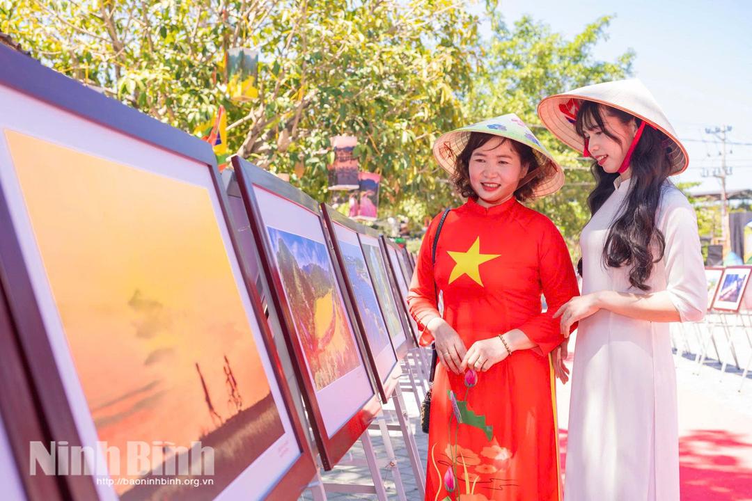 Du khách tham quan, thưởng thức các tác phẩm được trưng bày tại triển lãm. Ảnh: Ngọc Linh