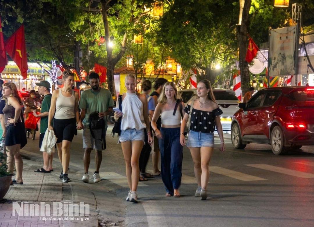 Phố Văn Lâm, phường Nam Hoa Lư từ lâu được mệnh danh là "Phố Tây" của Ninh Bình vì thu hút đông đảo du khách quốc tế.