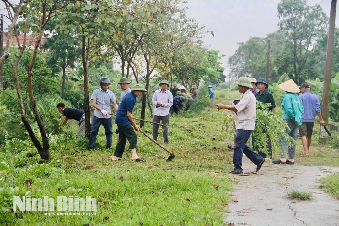 Các hội viên cựu chiến binh thôn Hòa Trung tích cực tham gia dọn dẹp vệ sinh môi trường.