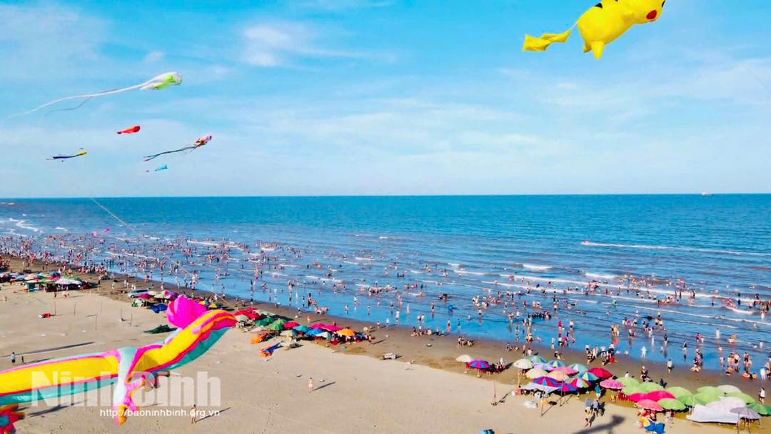 Hoạt động thả diều tại bãi biển Thịnh Long mang đến những trải nghiệm ấn tượng cho du khách.
