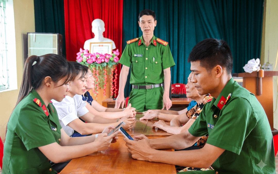 Công an phường Phù Vân đánh giá hoạt động mô hình “Zalo an ninh, trật tự của Cảnh sát khu vực” tại tổ dân phố Kim Thượng.