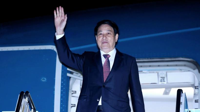 Chủ tịch nước Lương Cường rời sân bay Gimhae, kết thúc tốt đẹp chuyến tham dự Tuần lễ Cấp cao APEC lần thứ 32 và làm việc song phương tại Hàn Quốc. (Ảnh: Lâm Khánh/TTXVN)