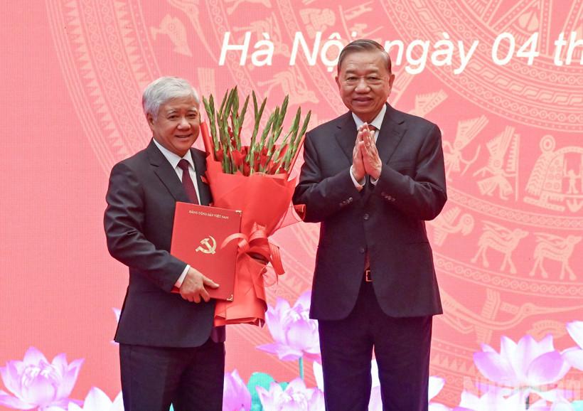 Tổng Bí thư Tô Lâm trao quyết định của Bộ Chính trị và tặng hoa chúc mừng đồng chí Đỗ Văn Chiến. (Ảnh: DUY LINH)