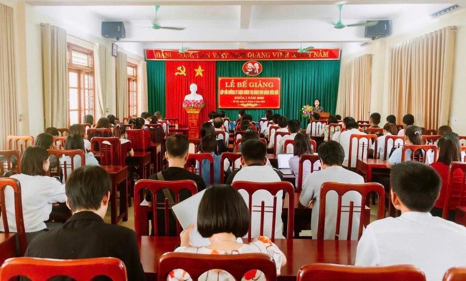 Học viên tham gia Lớp bồi dưỡng lý luận chính trị dành cho đảng viên mới tại Trung tâm Chính trị xã Cổ Lễ, tỉnh Ninh Bình. Ảnh: CTV