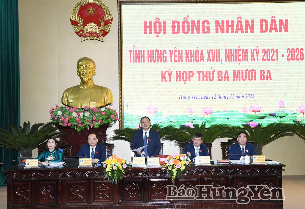 Thường trực HĐND tỉnh điều hành kỳ họp. (Ảnh Lê Hiếu)