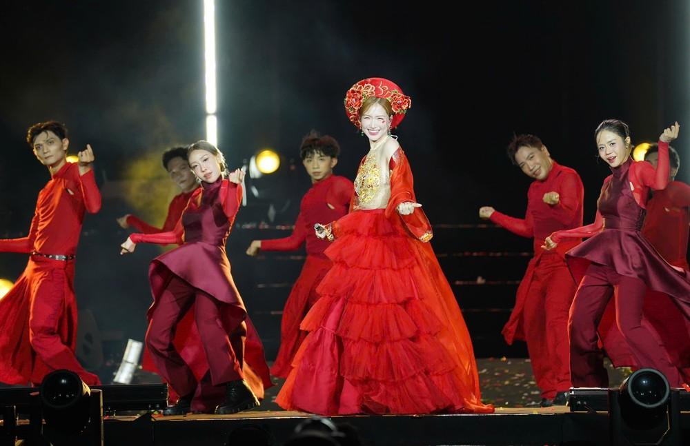 Hoà Minzy với ca khúc "Bắc Bling" đậm màu sắc dân tộc Việt Nam. Ảnh: TTXVN