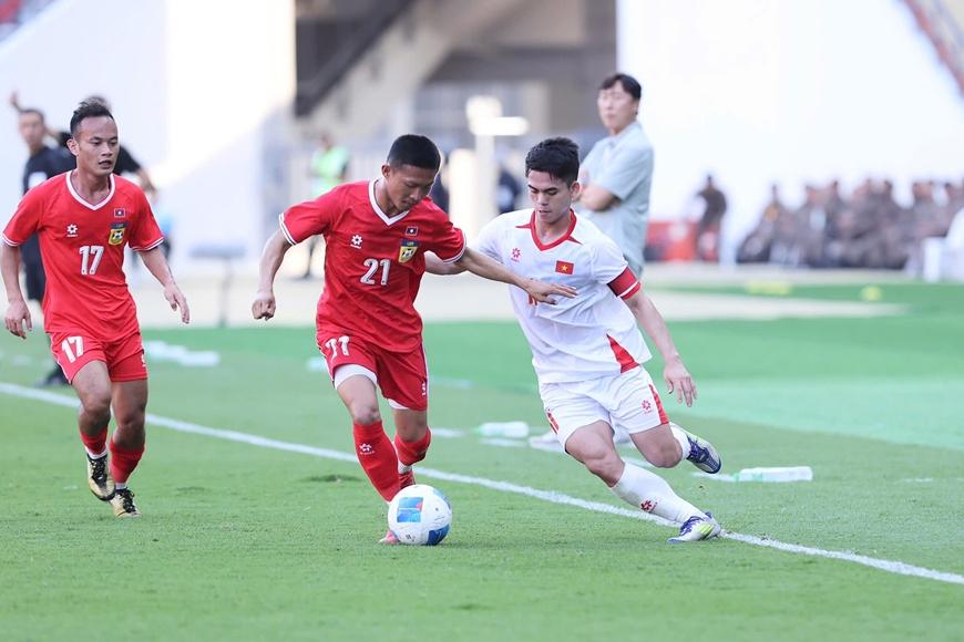 Đội tuyển Lào (áo đỏ) nhận thất bại 1-2 trước tuyển Việt Nam ở trận mở màn SEA Games 33.
