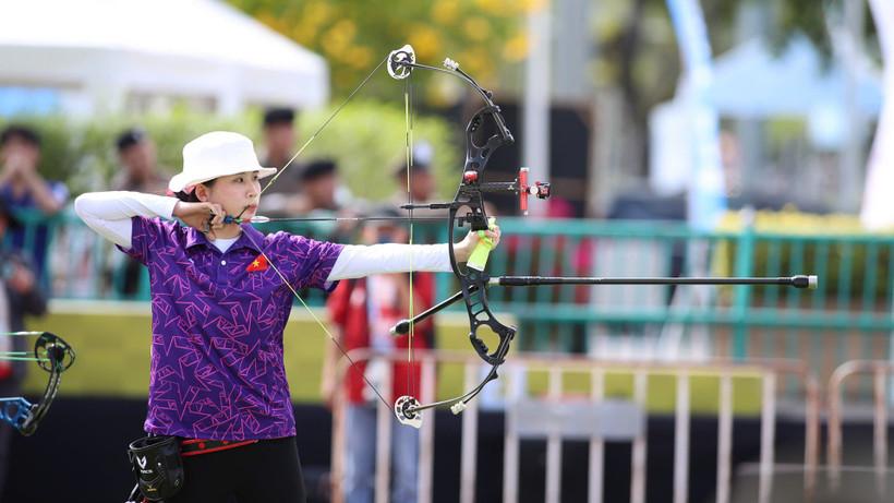 Cung thủ Lê Phạm Vân Anh (Đoàn Thể thao Việt Nam) tranh tài ở nội dung cung 3 dây hỗn hợp nam nữ.