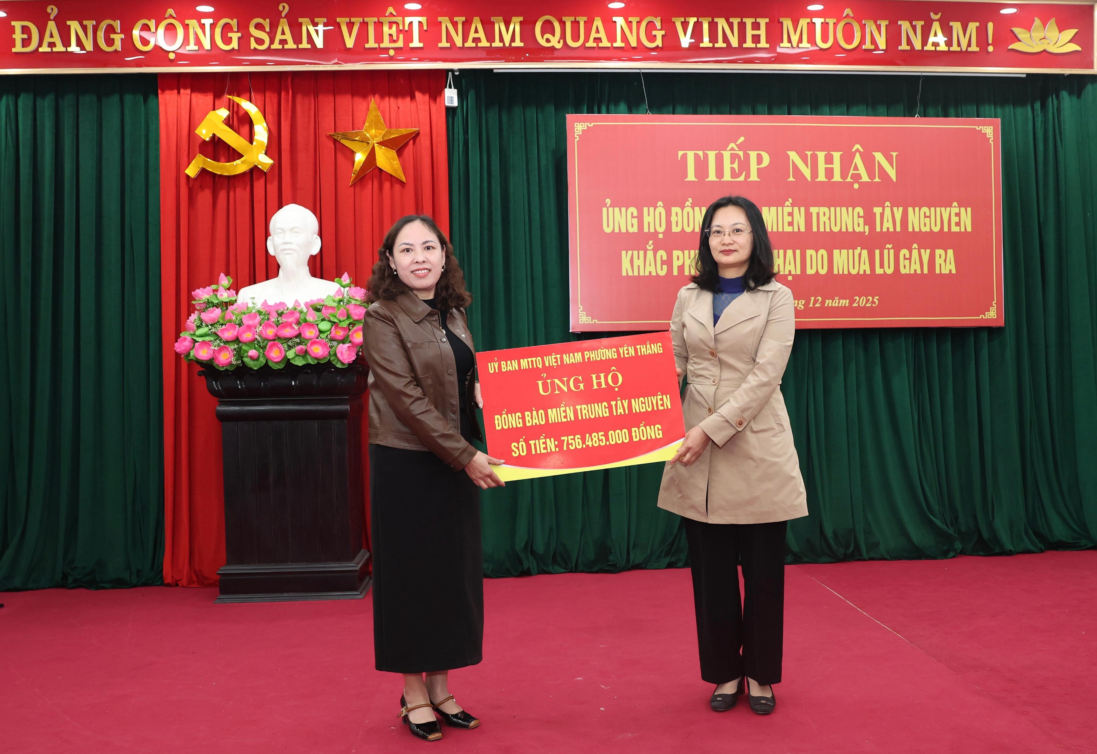 Đại diện lãnh đạo Ủy ban MTTQ Việt Nam tỉnh tiếp nhận ủng hộ của Ủy ban MTTQ Việt Nam phường Yên Thắng. Ảnh: Minh Quang