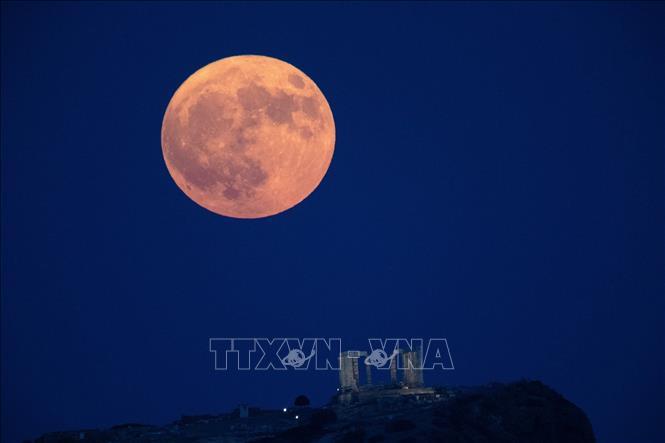 Siêu Trăng Xanh trên bầu trời Sounion, Đông Attica, Hy Lạp. Ảnh tư liệu: THX/TTXVN