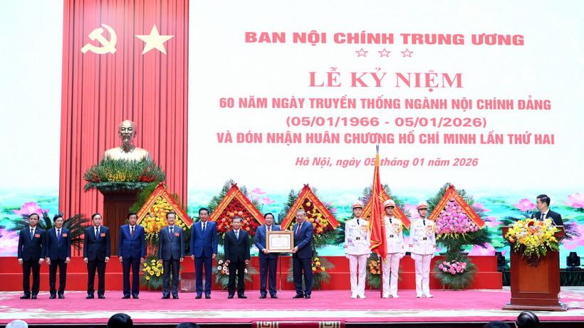Tổng Bí thư Tô Lâm trao Huân chương Hồ Chí Minh (lần thứ hai) tặng Ban Nội chính Trung ương. (Ảnh: ĐĂNG KHOA)