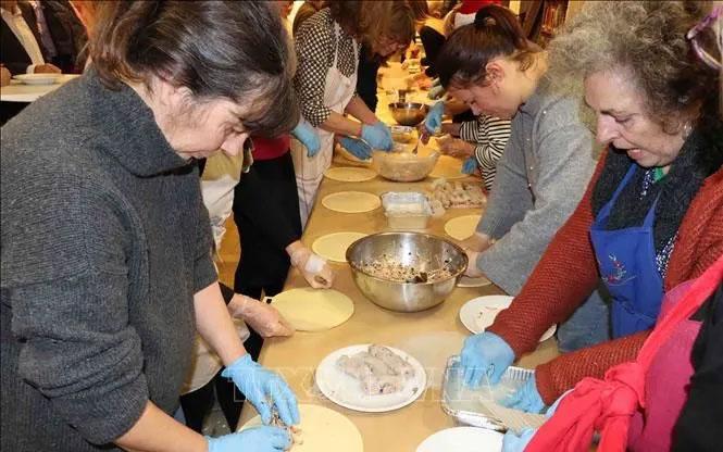 Đại sứ quán Việt Nam tại Bỉ phối hợp tổ chức lớp học làm nem Việt Nam truyền thống. (Ảnh tư liệu).