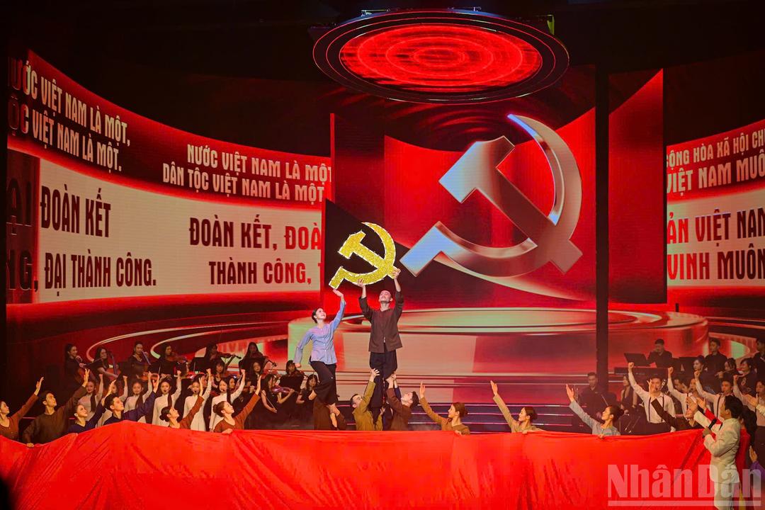 Một tiết mục trong chương trình nghệ thuật chính luận “Mãi mãi niềm tin theo Đảng”. (Ảnh: BẢO LONG)