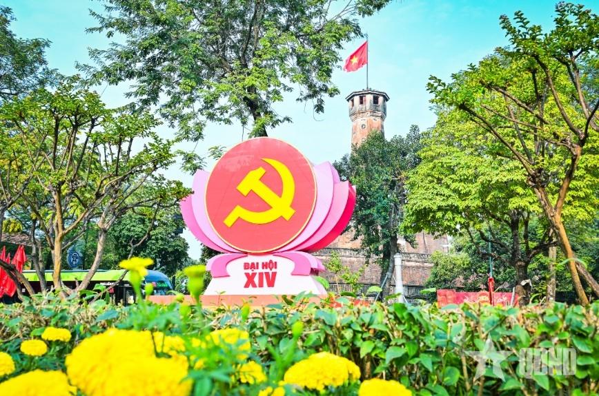Thủ đô Hà Nội rực rỡ cờ, hoa chào mừng Đại hội XIV của Đảng. Ảnh: VŨ PHONG