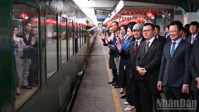 "Chuyến tàu hạnh phúc" chính thức khởi hành từ ga Hà Nội vào sáng 2/2. (Ảnh: THÀNH ĐẠT)