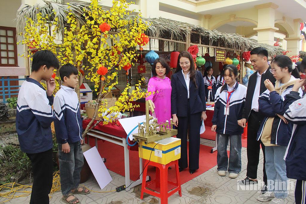 Các đại biểu tham quan gian trưng bày các sản phẩm STEM của các em học sinh.