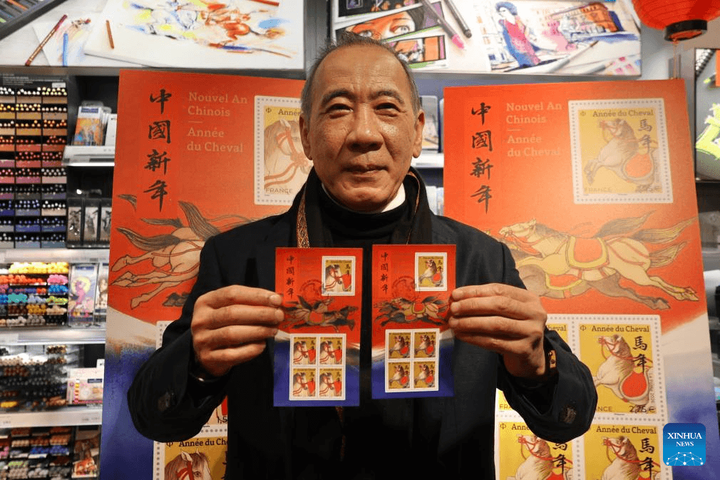 Họa sĩ Chen Jiang Hong và bộ tem nhân dịp Năm con ngựa trong buổi lễ ra mắt tại Paris, Pháp. Ảnh: Xinhua