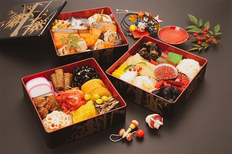 Osechi ryori, các món ăn truyền thống của Nhật Bản được bày trong hộp nhiều tầng, mỗi món mang một lời chúc cho năm mới như sức khỏe, trường thọ, thịnh vượng và sum vầy gia đình.