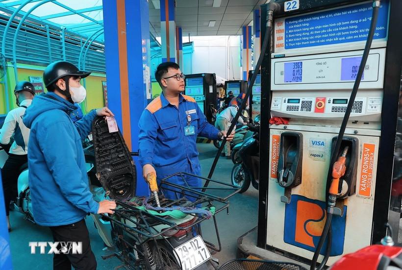 Mua, bán xăng tại điểm kinh doanh xăng, dầu Petrolimex. (Ảnh: TTXVN)