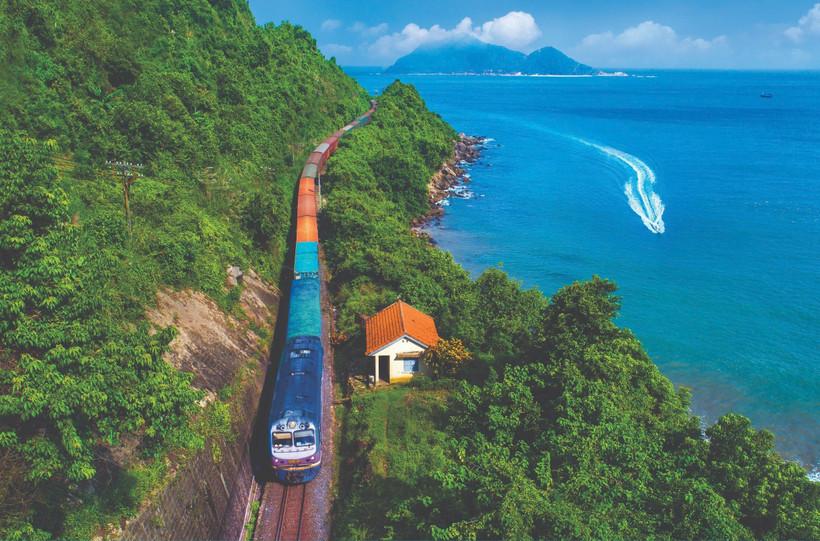 Một đoàn tàu chuyên chở hàng hóa container của Tổng công ty Đường sắt Việt Nam. (Ảnh: Vietnam+)