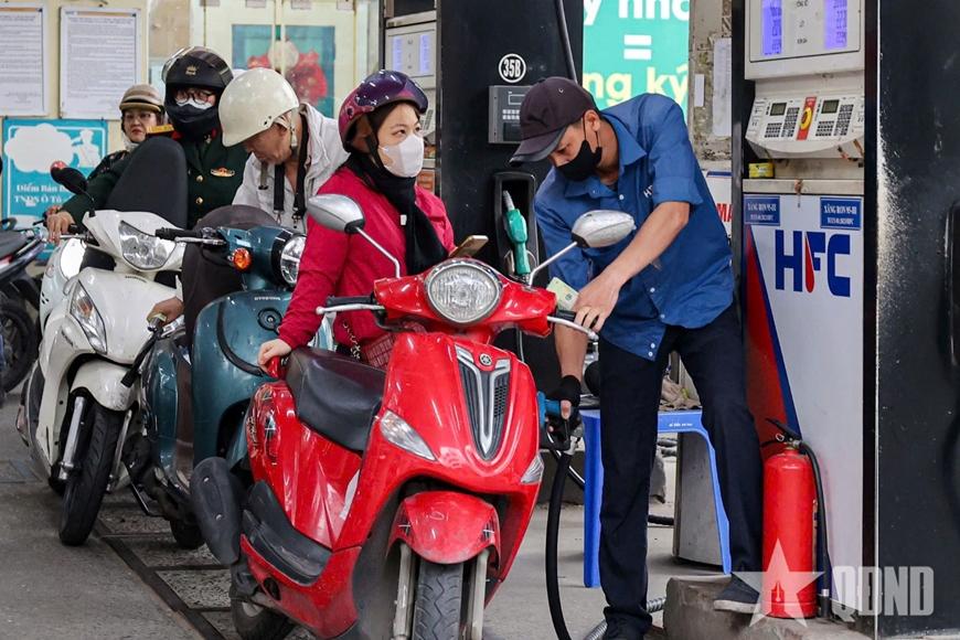 Người dân mua xăng tại cửa hàng xăng dầu trên phố Thụy Khuê, Hà Nội. Ảnh: PHẠM HƯNG