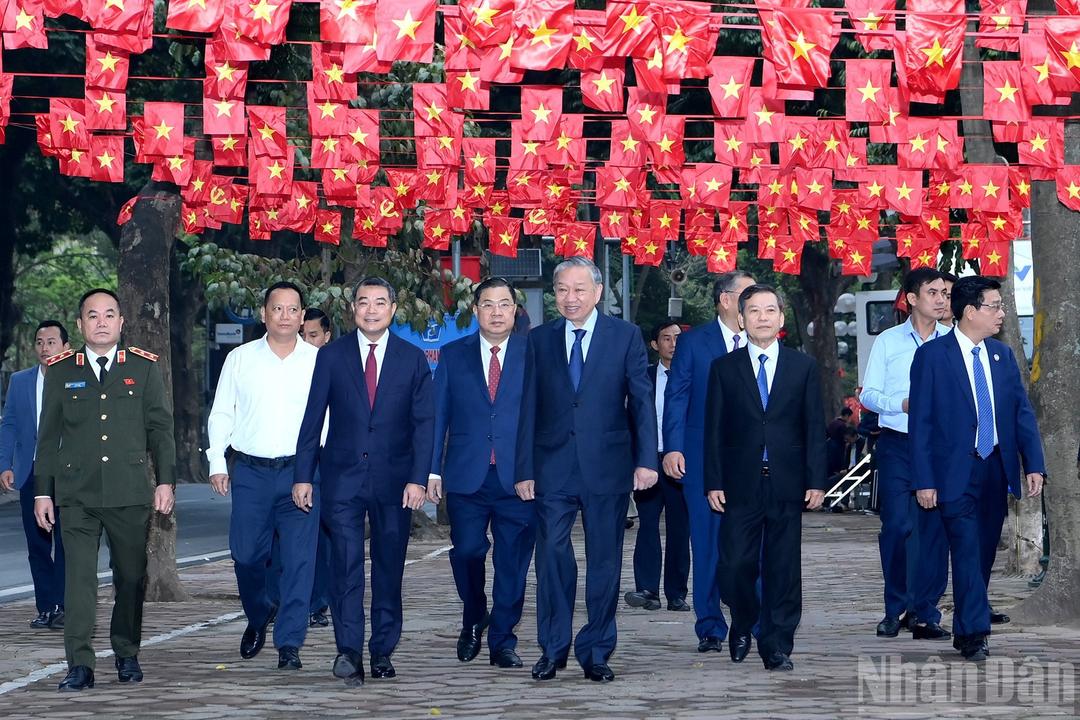 Tổng Bí thư Tô Lâm và các đồng chí lãnh đạo đến Khu vực bỏ phiếu số 2, phường Ba Đình, thành phố Hà Nội.