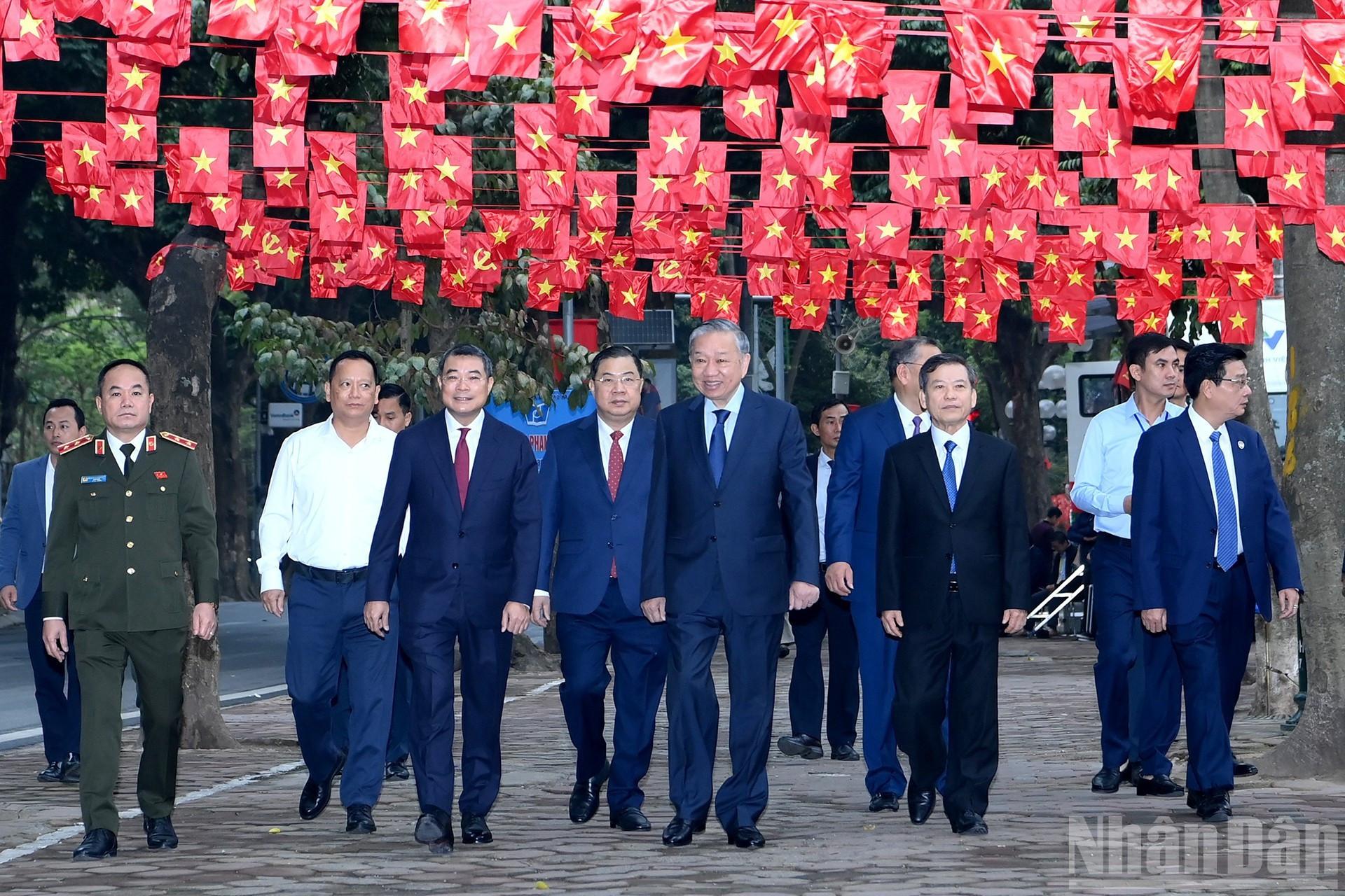 Tổng Bí thư Tô Lâm và các đồng chí lãnh đạo đến Khu vực bỏ phiếu số 2, phường Ba Đình, thành phố Hà Nội.