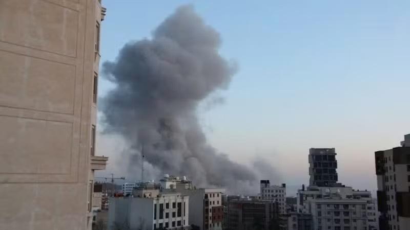 Khói bốc lên sau cuộc tấn công tại Tehran, Iran. (Ảnh: THX/TTXVN)