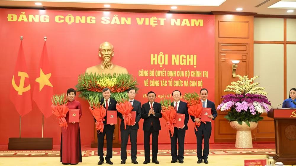 Thường trực Ban Bí thư Trần Cẩm Tú trao các Quyết định cho 5 cơ quan gồm: Đài Truyền hình Việt Nam, Đài Tiếng nói Việt Nam, Thông tấn xã Việt Nam, Viện Hàn lâm Khoa học xã hội Việt Nam, Viện Hàn lâm Khoa học và Công nghệ Việt Nam. (Ảnh: DUY LINH)