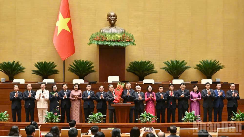 Thay mặt Lãnh đạo Đảng và Nhà nước, Tổng Bí thư Tô Lâm tặng hoa chúc mừng các Ủy viên Ủy ban Thường vụ Quốc hội khóa XVI. (Ảnh: DUY LINH)