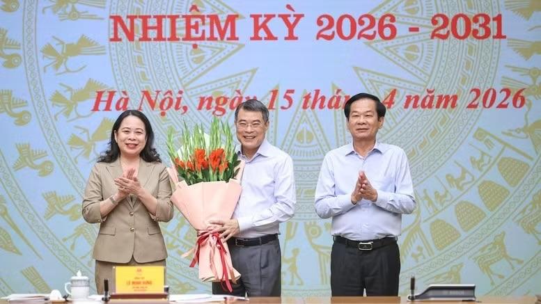 Phó Chủ tịch nước, Phó Chủ tịch Thứ nhất Hội đồng Thi đua-Khen thưởng Trung ương Võ Thị Ánh Xuân và Bộ trưởng Nội vụ, Phó Chủ tịch Thường trực Hội đồng Đỗ Thanh Bình tặng hoa chúc mừng Thủ tướng Lê Minh Hưng, Chủ tịch Hội đồng Thi đua-Khen thưởng Trung ương. (Ảnh: VGP/Nhật Bắc)