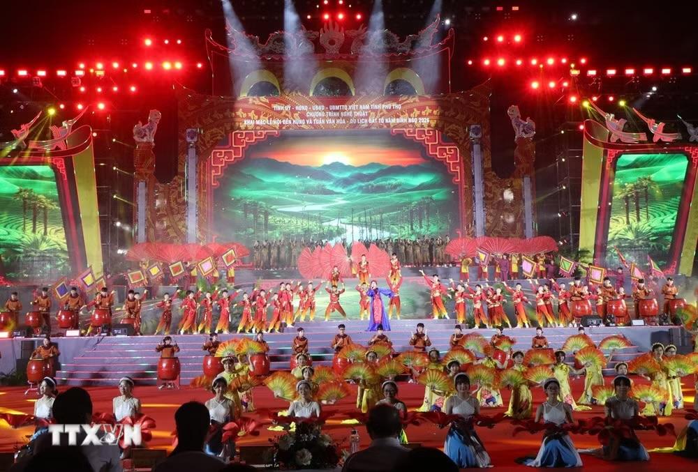 Tiết mục "Âm vang nguồn cội" mở màn chương trình khai mạc. (Ảnh: Thu Hương/TTXVN)