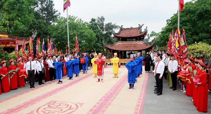 Nghi thức tế lễ, dâng hương được tiến hành trang trọng.