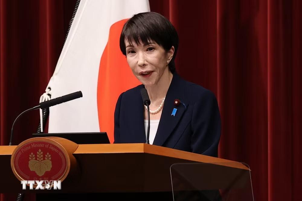 Thủ tướng Nhật Bản Sanae Takaichi phát biểu tại một cuộc họp báo ở Tokyo. (Ảnh: THX/TTXVN)