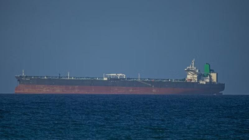 Tàu hàng di chuyển qua eo biển Hormuz ngày 8/4/2026. (Ảnh: THX/TTXVN)