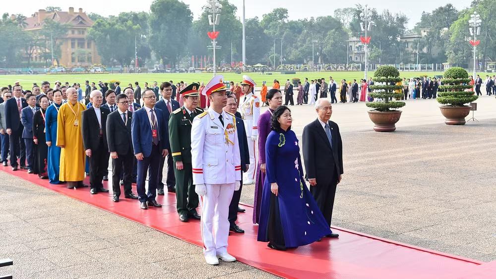 Các đại biểu thành kính tưởng nhớ Chủ tịch Hồ Chí Minh. Ảnh: Nhân Dân