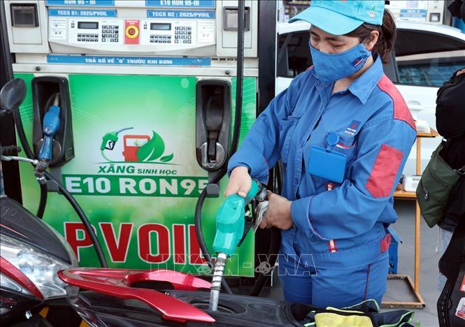 Xăng sinh học E10 bán tại cửa hàng kinh doanh xăng dầu PVOIL trên phố Thái Thịnh, Hà Nội. Ảnh: TTXVN