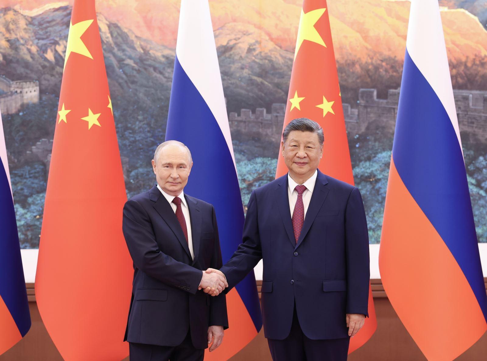 Chủ tịch Trung Quốc Tập Cận Bình (phải) và Tổng thống Nga Vladimir Putin trong cuộc hội đàm ở Bắc Kinh, ngày 20/5/2026. Ảnh: THX/TTXVN
