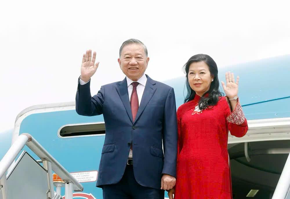 Tổng Bí thư, Chủ tịch nước Tô Lâm và Phu nhân đến sân bay quân sự Villamor Airbase, Manila. (Ảnh: Thống Nhất/TTXVN)