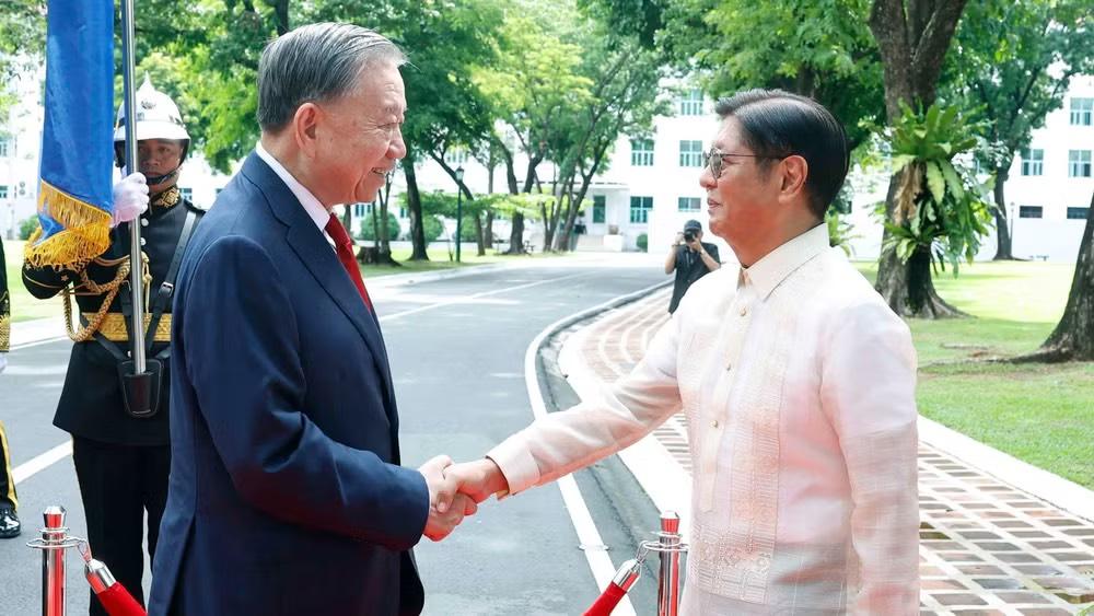 Tổng thống Philippines Ferdinand Romualdez Marcos Jr. đón Tổng Bí thư, Chủ tịch nước Tô Lâm. (Ảnh: TTXVN)