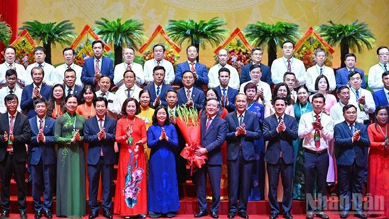 Đồng chí Bùi Thị Minh Hoài (thứ 6 từ trái sang) tặng hoa chúc mừng Ban Chấp hành Trung ương Hội Nông dân Việt Nam khóa IX tại Đại hội.