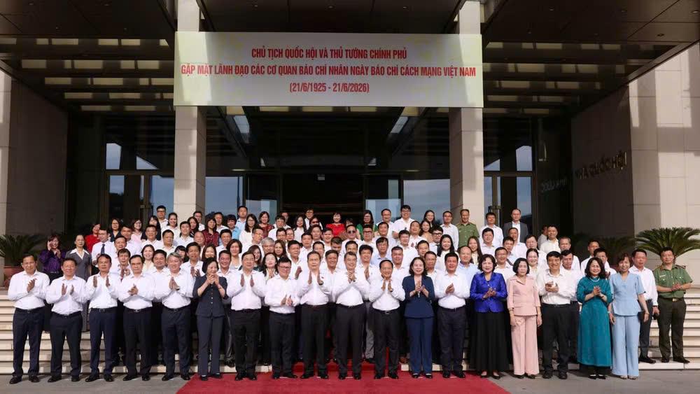Thủ tướng Chính phủ Lê Minh Hưng và Chủ tịch Quốc hội Trần Thanh Mẫn chụp ảnh cùng các đại biểu. (Ảnh: DUY LINH)