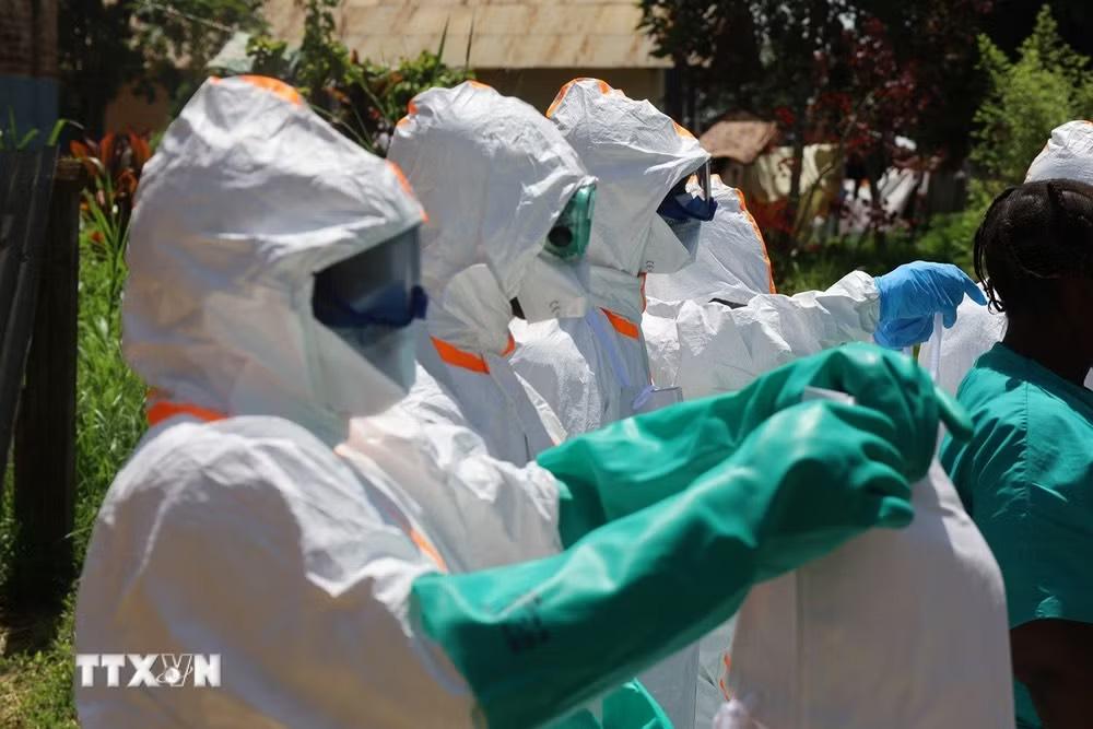 Nhân viên y tế mặc trang phục bảo hộ và khử khuẩn khi điều trị cho bệnh nhân Ebola tại Ituri, Cộng hòa Dân chủ Congo. (Ảnh: THX/TTXVN)