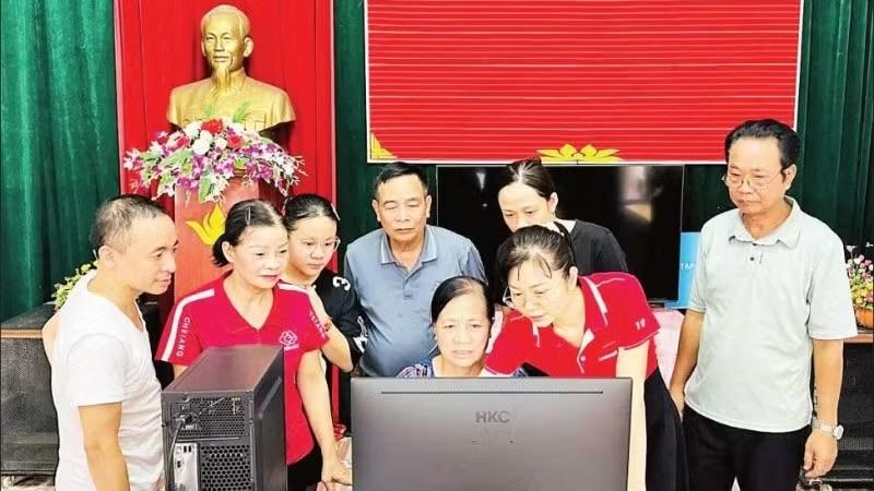 Hướng dẫn các thủ tục liên thông tại Tổ dân phố số 4, phường Trung Sơn, tỉnh Ninh Bình. (Ảnh: THÁI HÒA)
