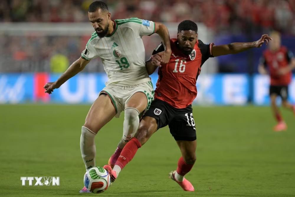 Algeria (áo trắng) cùng Áo giành hai tấm vé cuối cùng vào vòng knock-out World Cup 2026. (Ảnh: AFP/TTXVN)