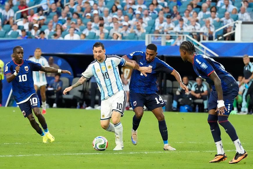 Messi và các đồng đội ở Argentina giành quyền vào vòng 1/8 khá nhọc nhằn. Ảnh: AP