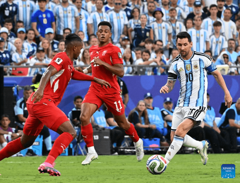 Lionel Messi (phải) của đội tuyển Argentina thi đấu trong trận tứ kết World Cup giữa Argentina và Thụy Sĩ tại Sân vận động Arrowhead. Ảnh: THX