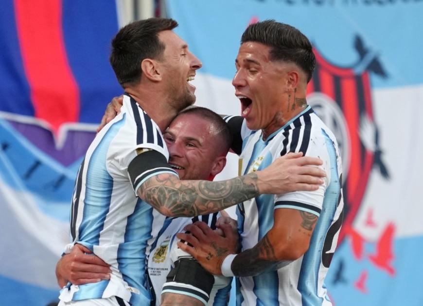 Các cầu thủ Argentina vui mừng sau khi đánh bại Thụy Sĩ. Ảnh: AP